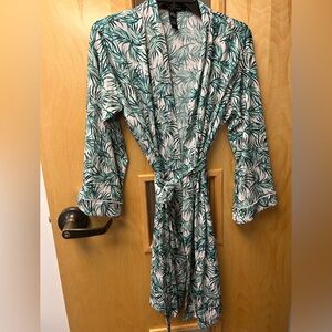Tahari Green and White Leaf Print Robe medium